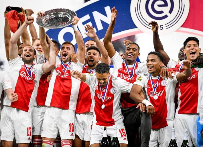 Ajax zdobył drugi z rzędu tytuł mistrza holenderskiej Eredivisie Ajax zdobył drugi z rzędu tytuł mistrza holenderskiej Eredivisie